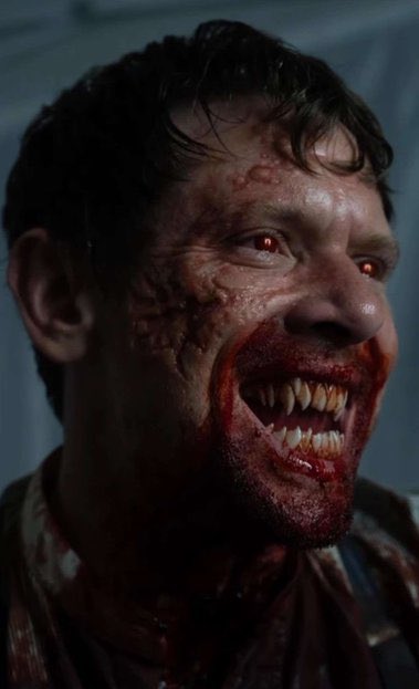 Jack O’Connell with his fangs at the Oscars vs him in his Remmick fangs!!! The fact that he got his own fangs for this oh i have to respect him!