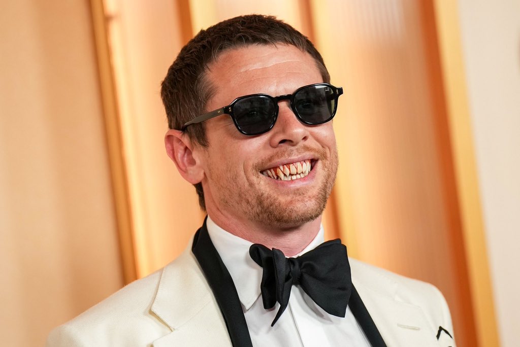 Il est vraiment le mec cool qu’il pense être.