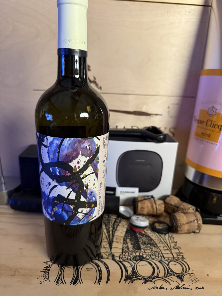 SteveKubota's tweet image. Ever had a #Verdeca bianco before? Some confuse it with a Verdea, Tuscan but this is from #Apuglia  #vino #wine 🍇🍷💜😎