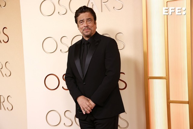 EFEnoticias's tweet photo. #EFEFotos | ¿Cómo lucieron los nominados a las categorías de interpretación en la alfombra roja? Rose Byrne y Renate Reinsve desfilan con diseños de Dior y Louis Vuitton, mientras Ethan Hawke y Benicio del Toro optan por la sobriedad del clásico esmoquin negro.
#Oscar https://t.co/B8j1sMlXhV