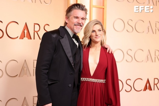 EFEnoticias's tweet photo. #EFEFotos | ¿Cómo lucieron los nominados a las categorías de interpretación en la alfombra roja? Rose Byrne y Renate Reinsve desfilan con diseños de Dior y Louis Vuitton, mientras Ethan Hawke y Benicio del Toro optan por la sobriedad del clásico esmoquin negro.
#Oscar https://t.co/B8j1sMlXhV