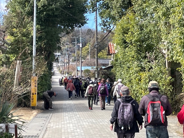 J3DM_walking's tweet photo. 【 一緒にあるこうかい！ 】   ３月１５日(日）#東松山歩こう会　と　＃埼玉県ウオーキング協会　の同時例会が開催され、１２０人が市内中通公園に集合。岩殿観音やピースミュージアム等を訪れ、早春を感じながら楽しく歩きました。
来月は２６日（日）開催です。ぜひ、ご参加ください。 https://t.co/GOax2Kr9Rn