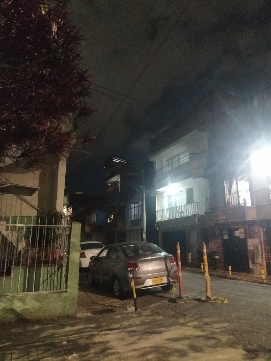 juanda8512's tweet photo. @EPMestamosahi Hola, ¿qué se necesita para que reparen esta luminaria? Sin decir que es un conjunto cerrado. Gracias. https://t.co/OkQIaYir5r