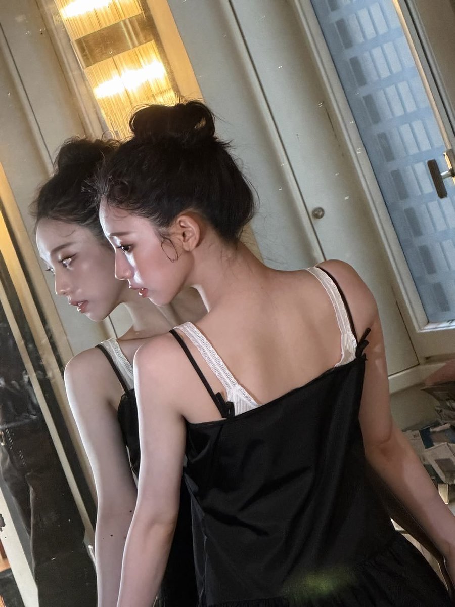_cloudlette's tweet photo. Against the mirror. https://t.co/r2INPemq54