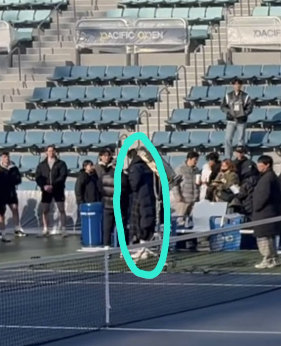 내추측이지만 이 사람 인우같다 익숙한실루엣의머리통과 익숙한롱패딩