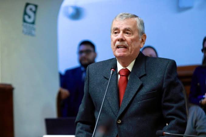 GTejads's tweet photo. En la pelea x un lugar en el Senado vale todo. 
No solo retienen su poder, mucho más fortalecido pues ellos mismos  se han encargado de que así sea, sino que además acordaron remunerarse como REYES. 
Un senador ganará lo mismo que un juez supremo, más de 42,000 soles mensuales, con gratificaciones, CTS, bonos, viáticos, escolaridad, seguro de salud para ellos y sus familiares y seguramente ya fidelizaron su semana de “representación”…
Esto implica un gasto MENSUAL de más 3 millones de soles q salen de nuestros impuestos para estos impresentables.
Memoria, señor@s!
No regalemos nuestro dinero a quienes nada han hecho por el Perú, y solo han hecho de todo para beneficio propio.