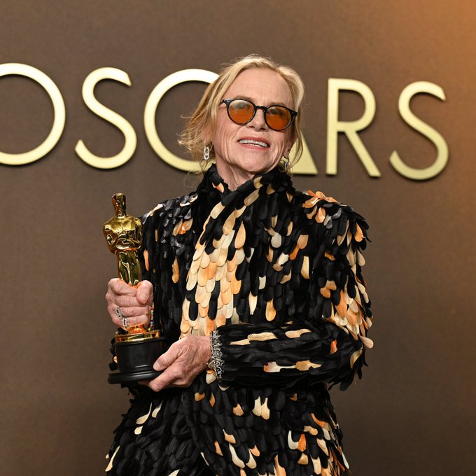 seriesemcena's tweet photo. AMY MADIGAN OSCAR WINNER #Oscars https://t.co/259DkZpLCi