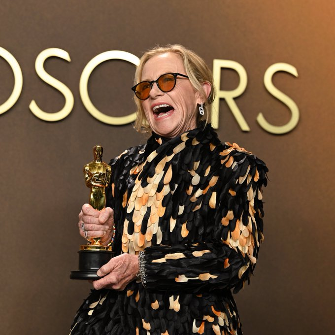 seriesemcena's tweet photo. AMY MADIGAN OSCAR WINNER #Oscars https://t.co/259DkZpLCi