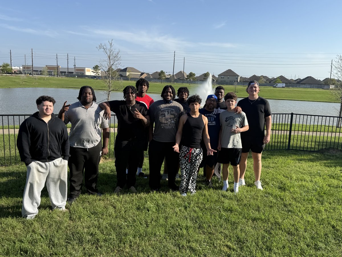 Coach_Pickerill's tweet image. This is the reason. This is why I love being an OL coach. We were missing a few, but what a great day to have a great day! Big Bros BBQ! The camaraderie these fellas had was a pure blessing to be a part of. “We’re BETTER TOGETHER!”
#OLMagic #payitforward 
#IYKYK