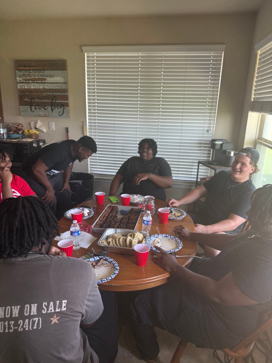 Coach_Pickerill's tweet image. This is the reason. This is why I love being an OL coach. We were missing a few, but what a great day to have a great day! Big Bros BBQ! The camaraderie these fellas had was a pure blessing to be a part of. “We’re BETTER TOGETHER!”
#OLMagic #payitforward 
#IYKYK