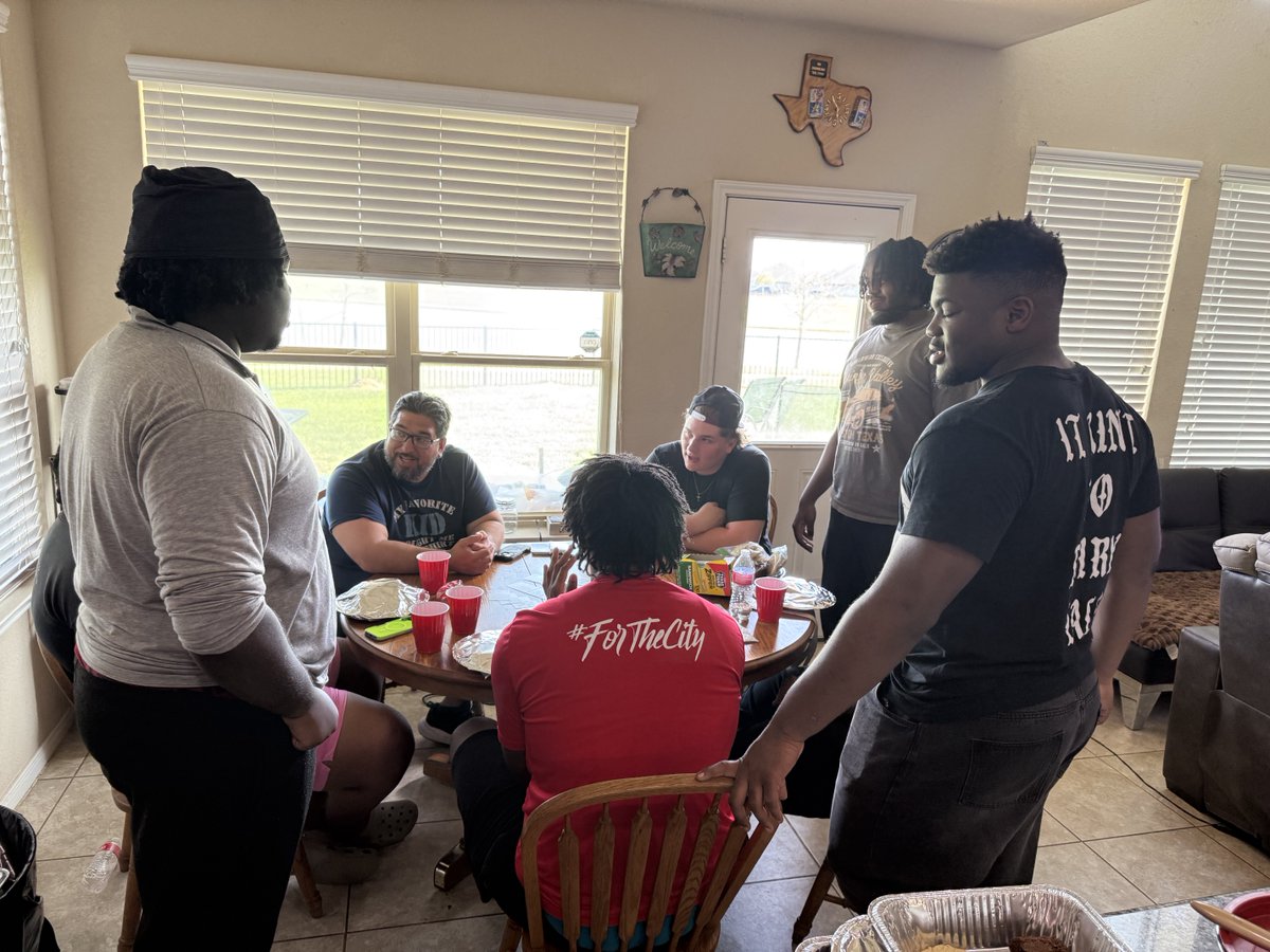 Coach_Pickerill's tweet image. This is the reason. This is why I love being an OL coach. We were missing a few, but what a great day to have a great day! Big Bros BBQ! The camaraderie these fellas had was a pure blessing to be a part of. “We’re BETTER TOGETHER!”
#OLMagic #payitforward 
#IYKYK