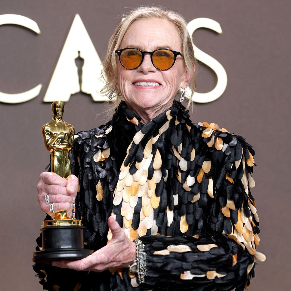 La actriz Amy Madigan posando con su Oscar. 

#Oscar