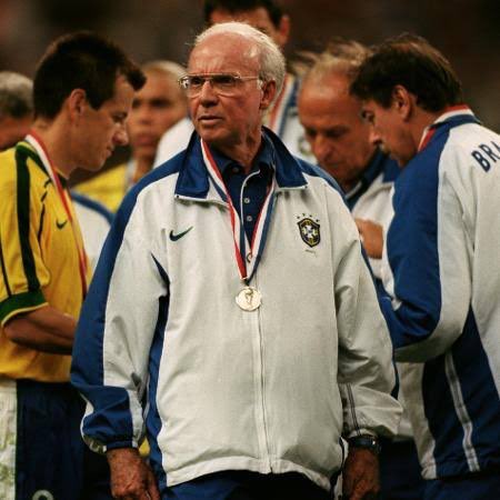 FerriCassio's tweet photo. 🚨 URGENTE: Ana Paula Renault debocha da morte do ídolo do futebol brasileiro.

Após o participante Jonas repetir a famosa frase “Vocês vão ter que me engolir”, eternizada por Mário Zagallo, a participante causou revolta ao responder: “O último que falou isso morreu”. https://t.co/cpkuYrnmtv