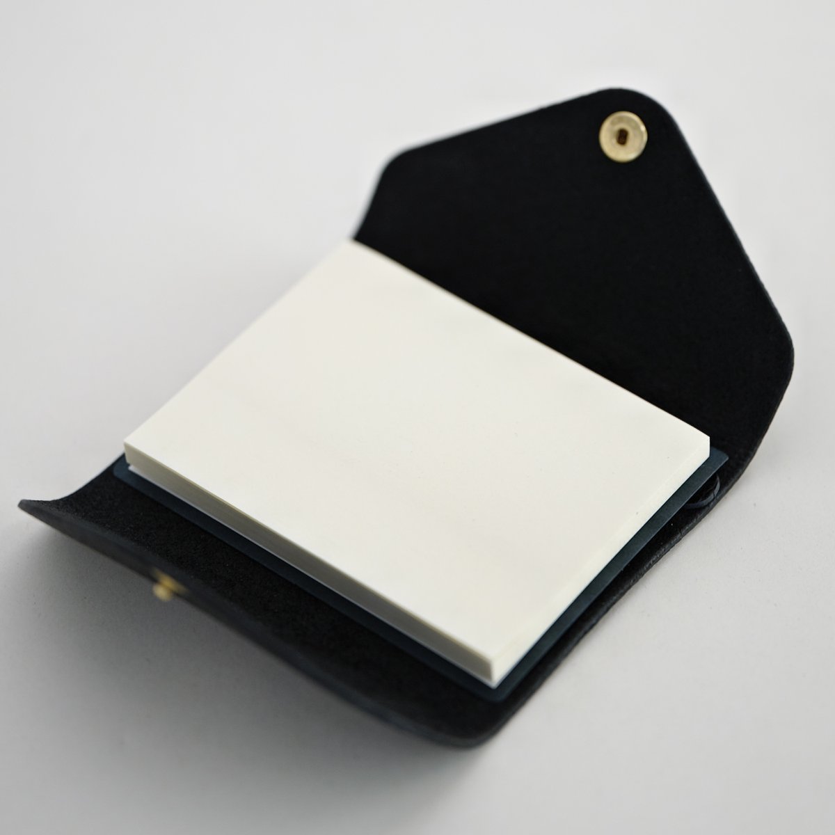 LIFEstationery's tweet photo. #LifeScape どうやってリフィルを装着しているの?
本体カバーの内側にバンドがついていて、
リフィルのベロ部分を差し込んで装着します。
差し替えるときも簡単で便利です✨ https://t.co/dgMmhjzJCO