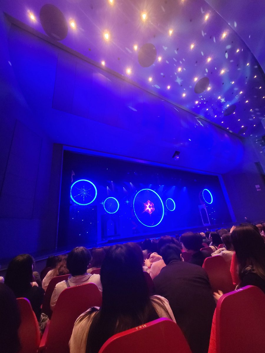 karinahuang77's tweet photo. 大劇場千秋楽から約一ヶ月の星組。
ありちゃんのお茶会のために二日弾丸遠征してきました！
​3/14マチネ、前方席の下手側で観劇。
「大好きだ！」が近距離ですごい……！
アドリブもホワイトデーのネタで最高！
​#宝塚歌劇団 
#星組
#お披露目公演
#恋する天動説 #DYNAMICNOVA
#暁千星 
#東京宝塚劇場 https://t.co/kQGh0IcTQK