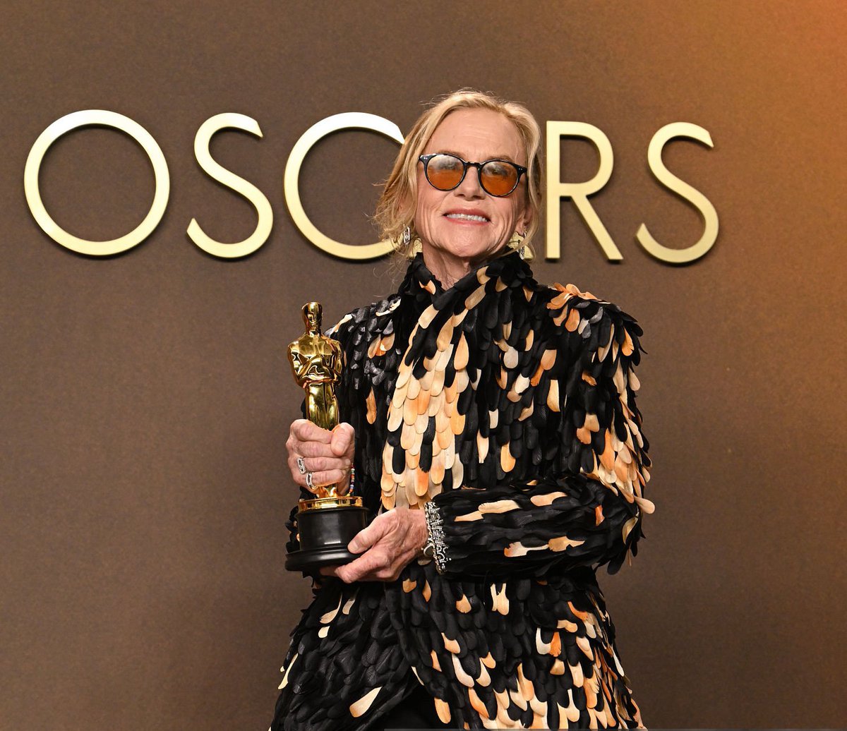 FilmesVi's tweet photo. Amy Madigan e seu Oscar de Melhor Atriz Coadjuvante por A Hora do Mal. #Oscars https://t.co/Ige4ccjgmo