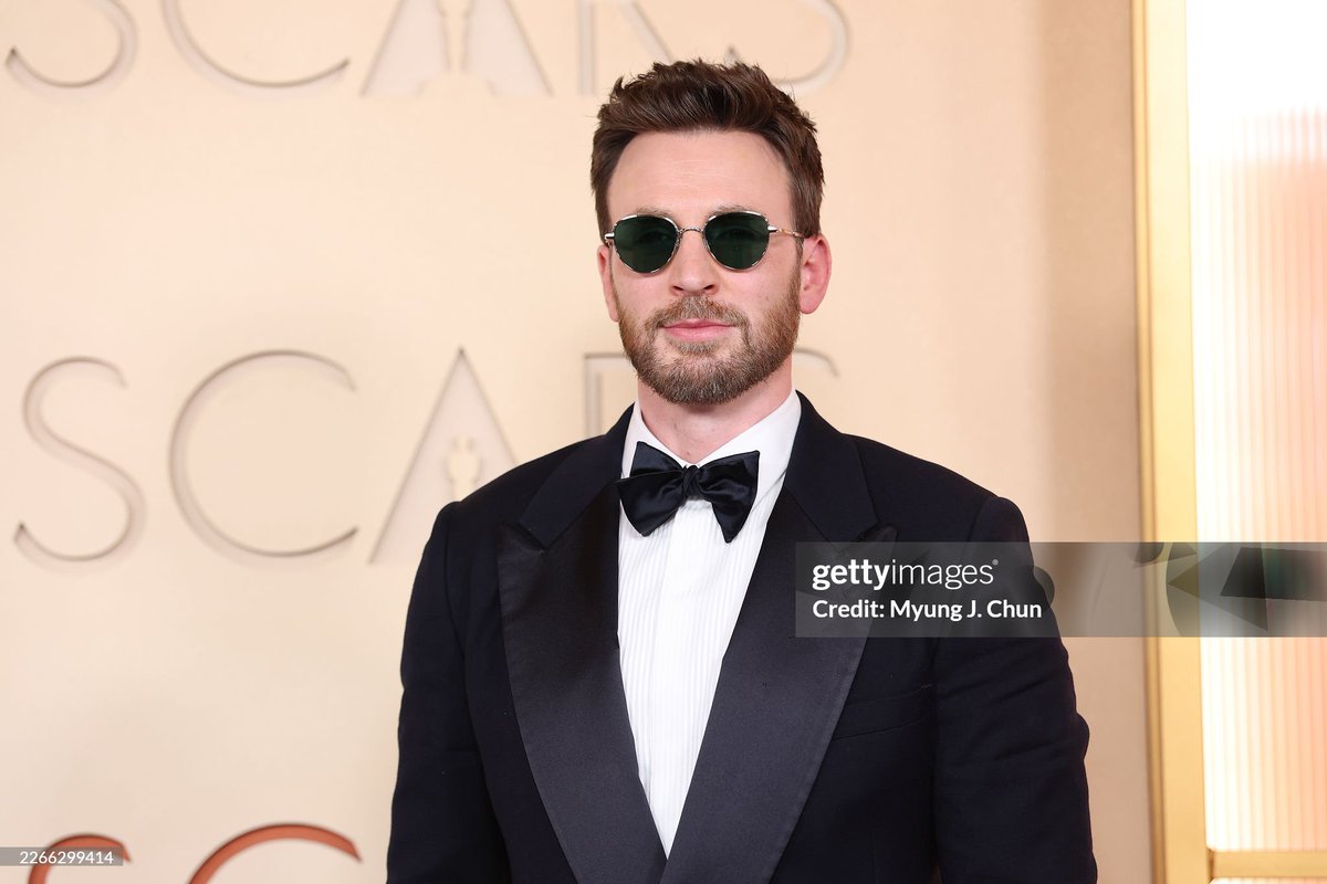 i need this uncle &amp; niece to meet and take a pic plsss it's been yearsss