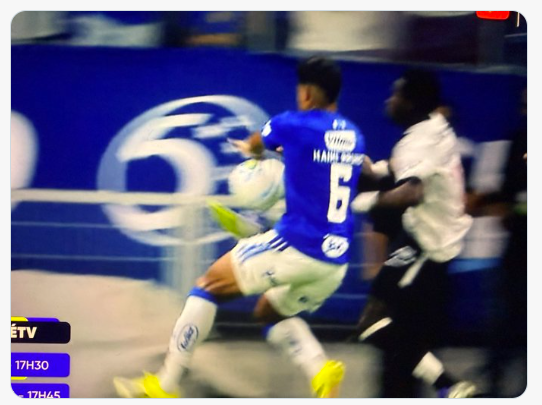 pachenko1488's tweet photo. Hugo Moura tem que se posicionar, muito passivo. Tem que cobrar, tão roubando o vasco na cara dura https://t.co/NtZLfO1gKg