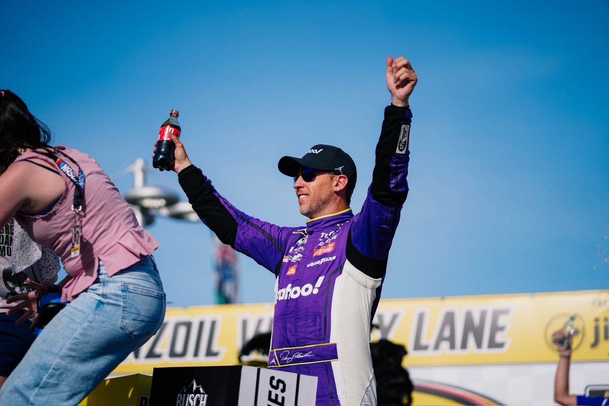 JoeGibbsRacing's tweet photo. Back ✌️ Back @LVMotorSpeedway 

#TeamToyota | @Yahoo | @dennyhamlin https://t.co/q8wBle4Lg8
