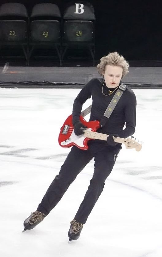 dee 🎸 tweet media