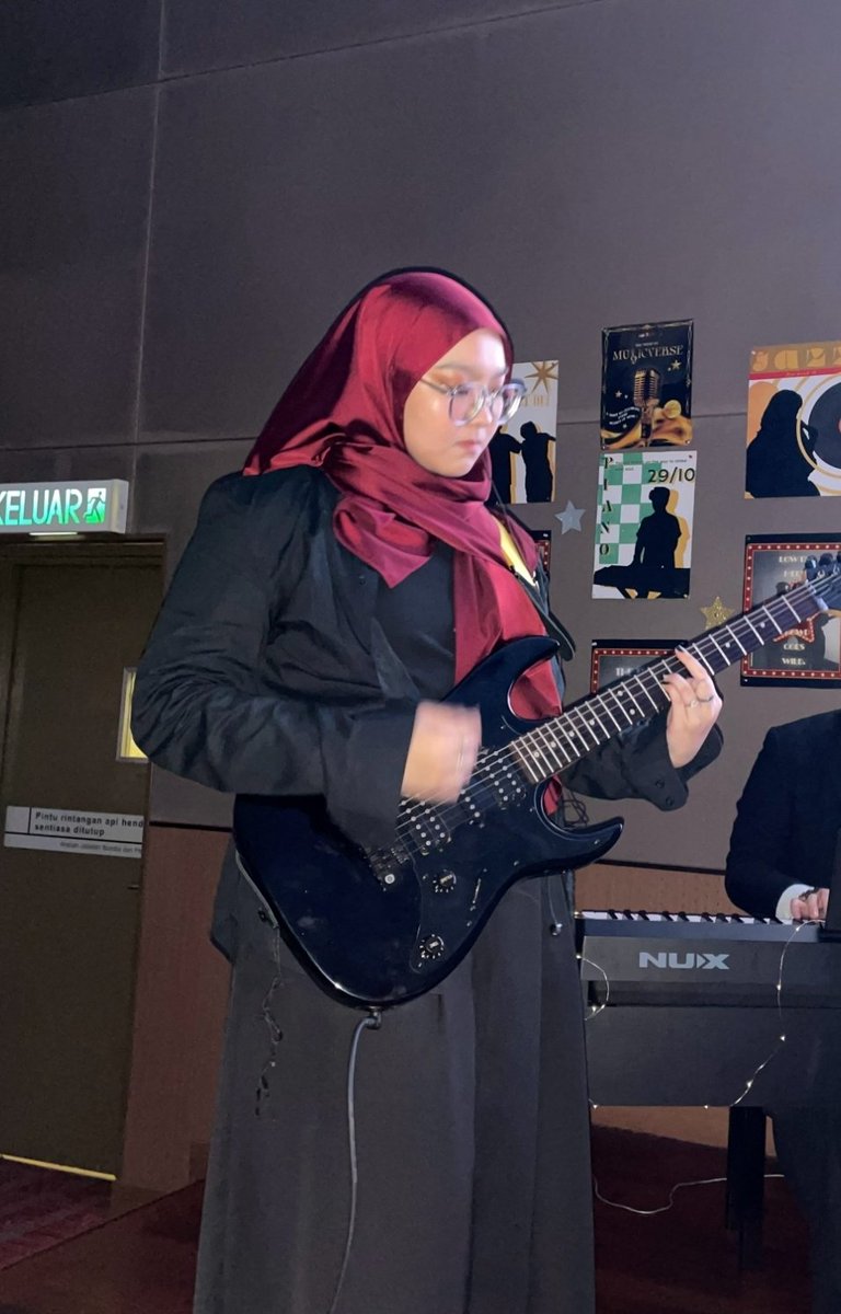 dee 🎸 tweet media