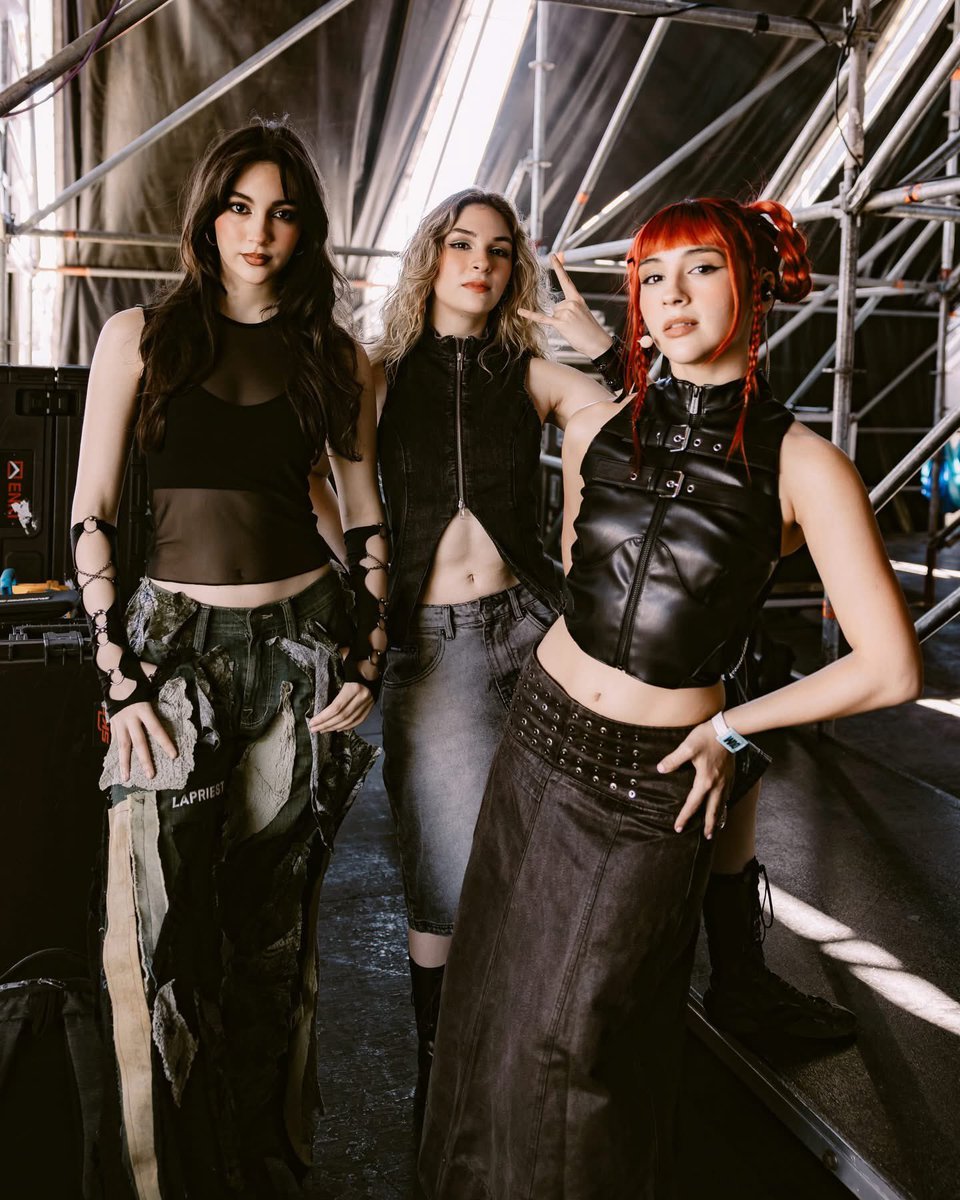 TheWarningNews's tweet photo. Aprovecho la atención, les ayudo a que las conozcan

Ellas se llaman The Warning 

Daniela (Guitarra/Voz), Paulina (Batería/coros) y Alejandra (Bajo/coros) 

Tienen 4 álbumes propios y están a punto de sacar su 5to. Álbum de estudio

Su último sencillo se llama Kerosene ⚡️ https://t.co/FufwmxSUDA