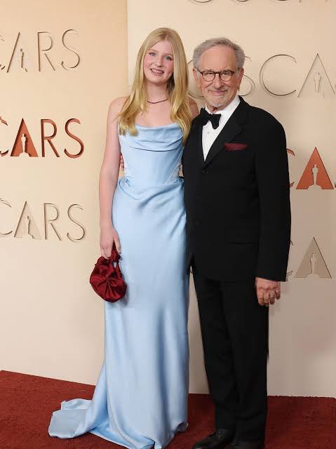 I watched her mother survive a plane crash while she was pregnant with her and now she’s at the #Oscars with her grandfather time isn’t real