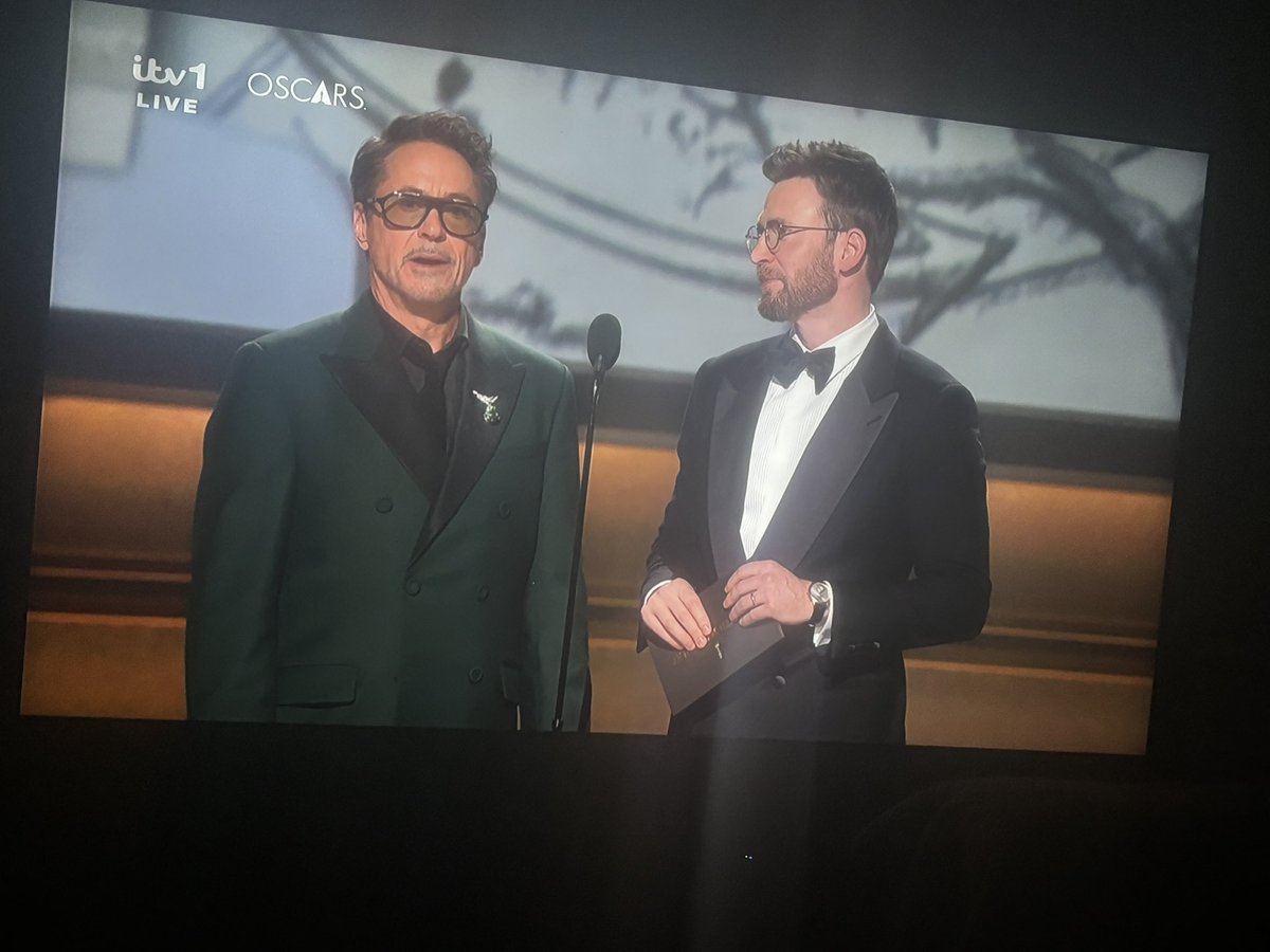 I’m crying rn #oscars