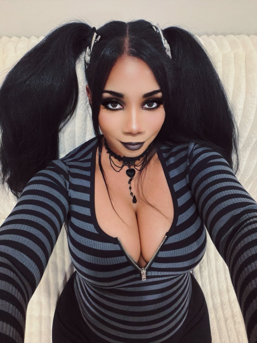 AmiUnagi's tweet photo. Wanna be part of my spell?🔮🥀😈✨ https://t.co/Va8KEoW1ud