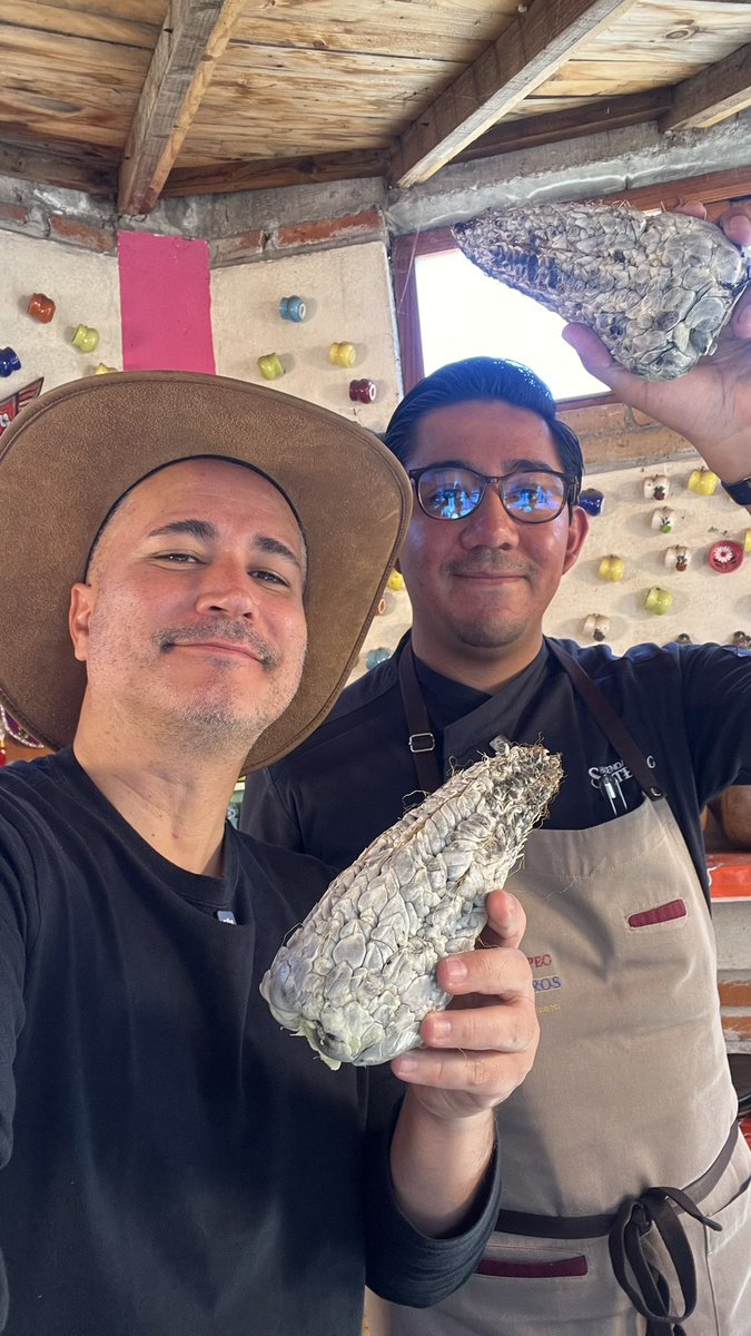 MiguelConde75's tweet photo. Descubre este ancestral MOLE DE HUITLACOCHE de Tlaxcala servido con costilla, esquites y chilacayota. Receta de Juan Manuel Carpintero en la Exhacienda Soltepec | HISTORIAS DE SABOR ==> https://t.co/kQPsKd0VEw https://t.co/LgnUTNDMmc