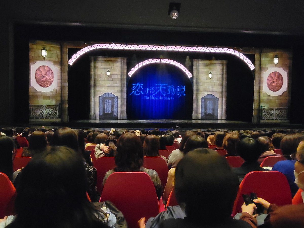 karinahuang77's tweet photo. 昨日3/15マチネは、前方席のセンターで観劇させていただきました。
幸せな時間が続いています。本当にすごく楽しかったです！
​#宝塚歌劇団 
#星組
#お披露目公演
#恋する天動説 #DYNAMICNOVA
#暁千星 
#東京宝塚劇場 https://t.co/dzbTtY72Bc