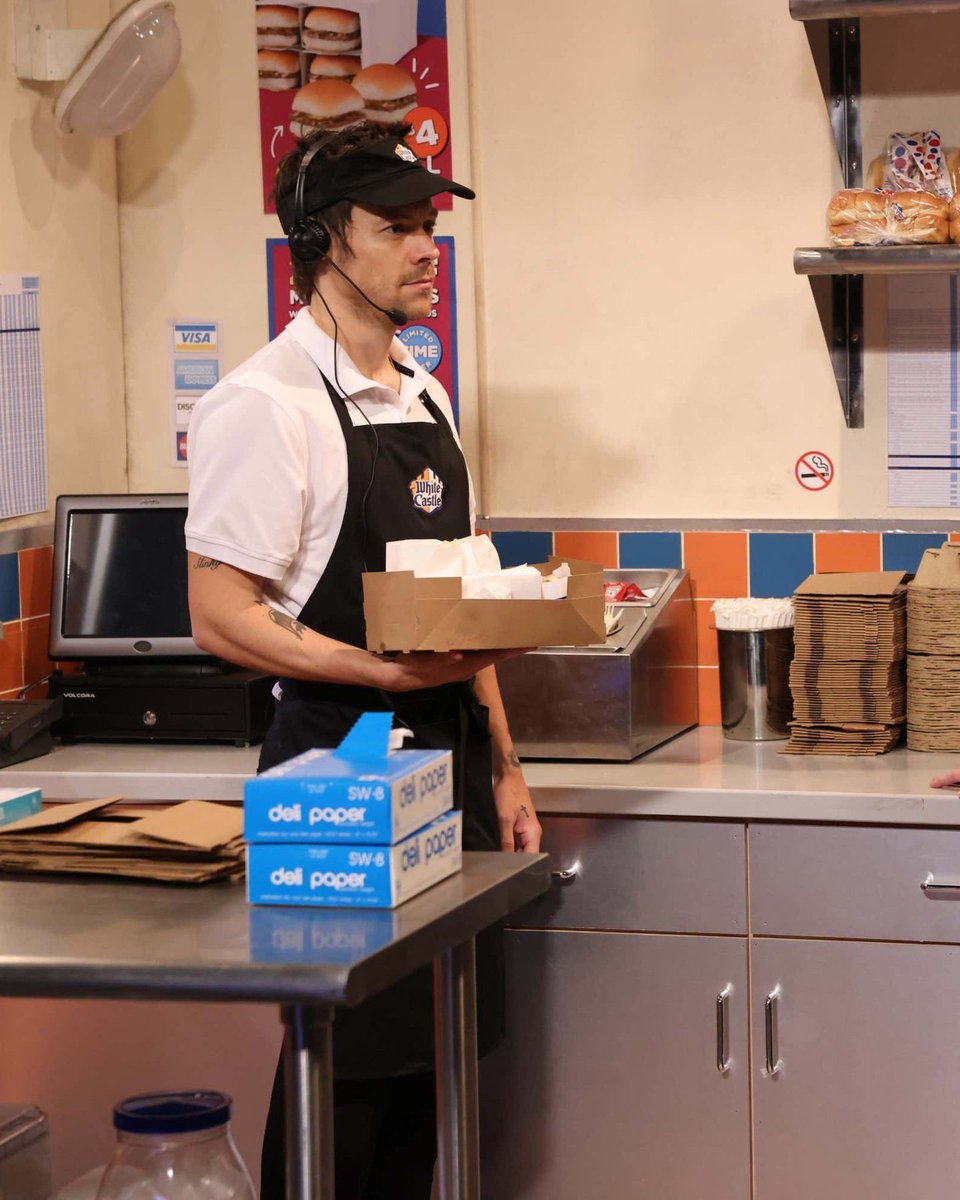 Proof that yeah I would still think he's hot as fuck if he were just 'a regular guy'

#HarryStyles #SNL #HarryStylesSNL #WhiteCastle