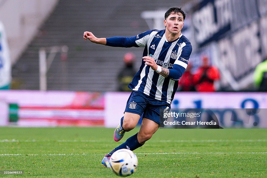 Juega realmente a otra cosa. Entiende todo, tiene personalidad inteligencia y todo lo que un central de jerarquía necesita.