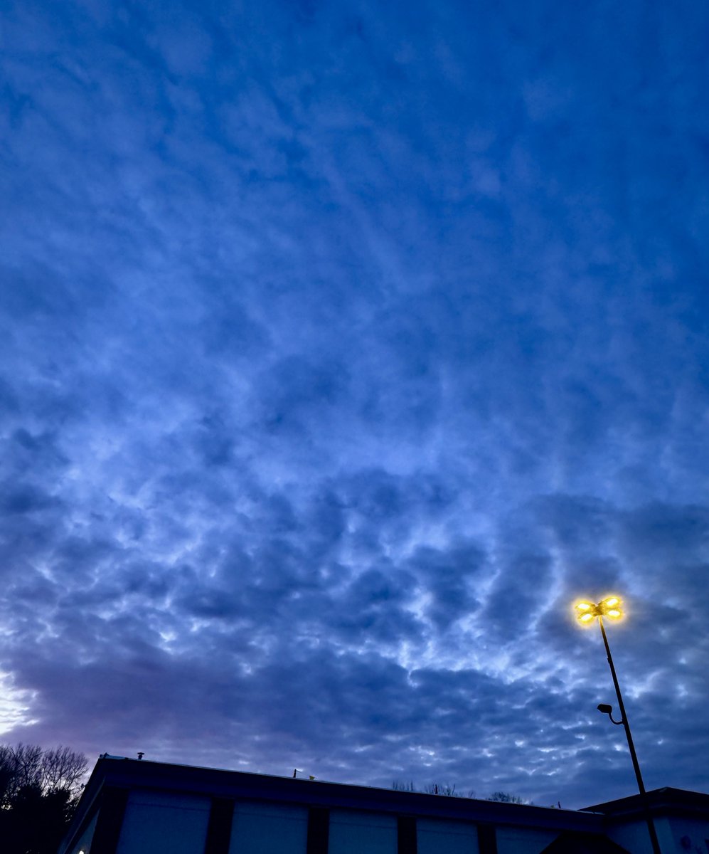 dcd728's tweet image. Some #dawns are just more #dramatic than others. This was one of those days. #NewEngland #MA #home