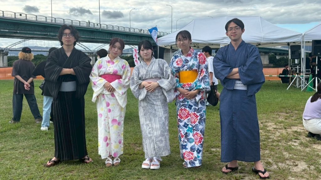 tsumugi_emp's tweet photo. 【大切なお知らせ】
紡は、先日の50FesKANSAIへの出演をもちまして解散いたしました。
さっきゃさん、みくさんに今まで教えていただいたことや紡での経験を糧に、2回生3人はこれからも精一杯頑張っていきます。
外部イベントやWLで温かい言葉をくださった皆様、これまで本当にありがとうございました！ https://t.co/gqb4KN4Awt