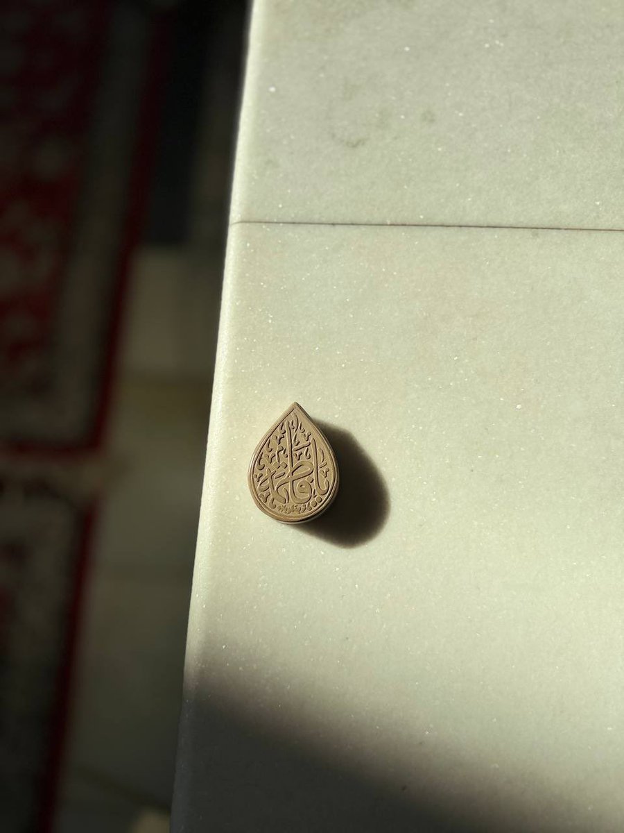 دافِئة كلِمة يَا زَهراء وَسَط ضجيج الأفكار.