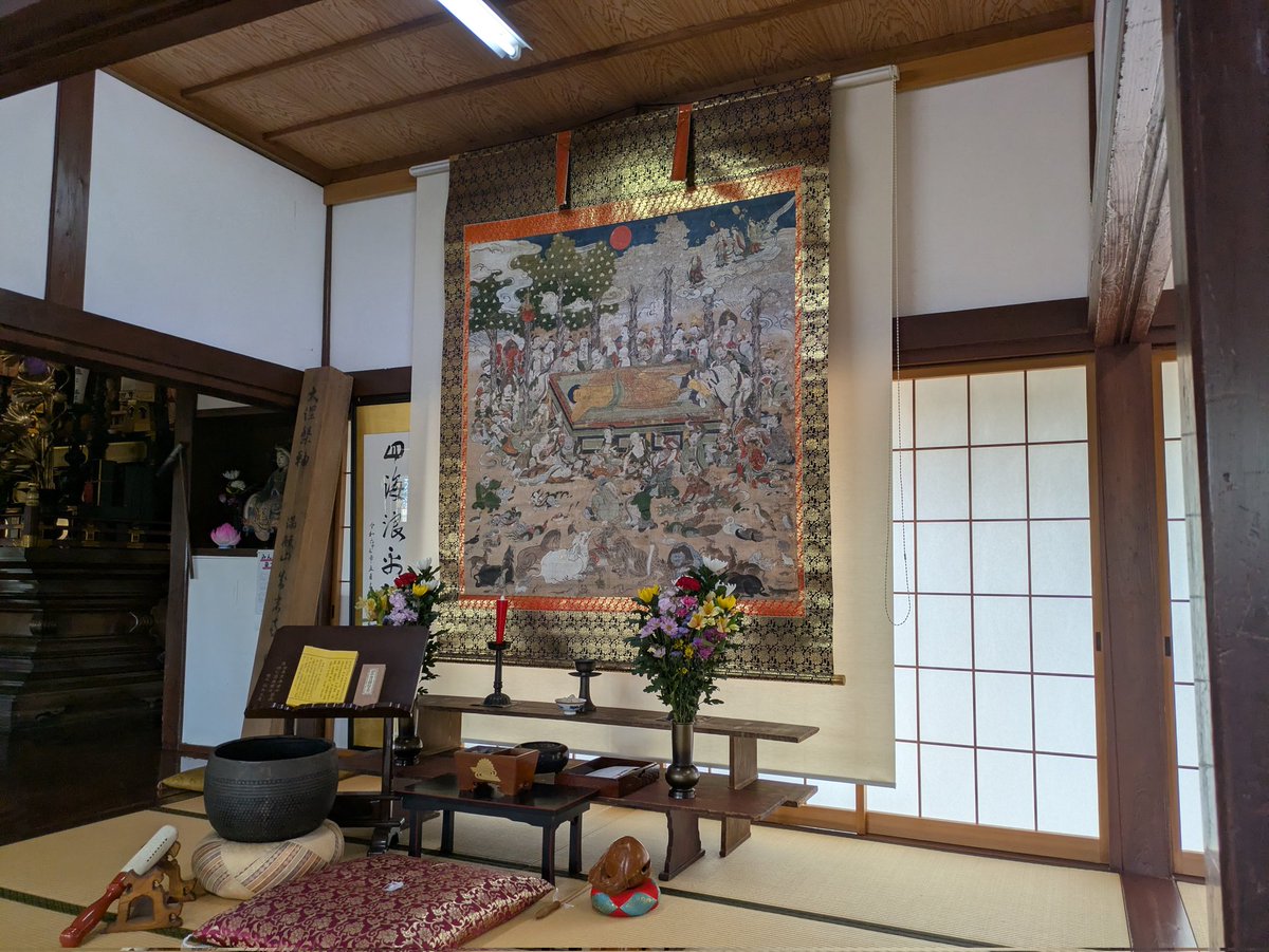 昨日は、地元のお寺で涅槃会の行事があり、参加しました。絵の左上に赤い包にがひっかかっていて、それは、お釈迦様のお母さんが天空から薬を投げたが、木にひっかかったとの事。薬を投薬と言うのはそこから来たとの事でした。