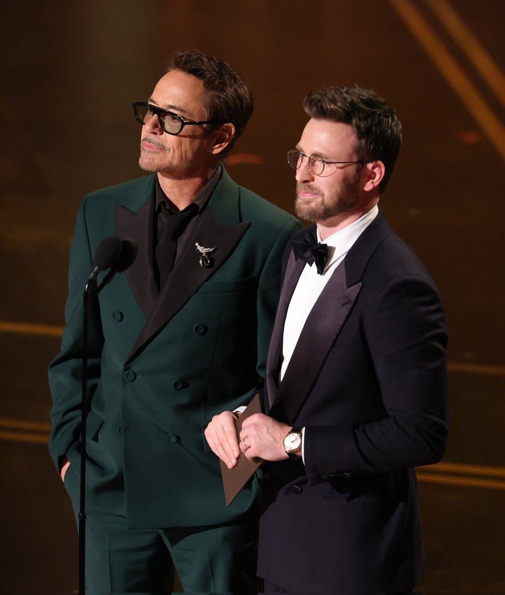 RDJBrazil's tweet photo. Marvel Reunion 💚 | Robert Downey Jr e Chris Evans apresentando a categoria de "Melhor Roteiro Original e Adaptado" https://t.co/rxE5YF5Hlb