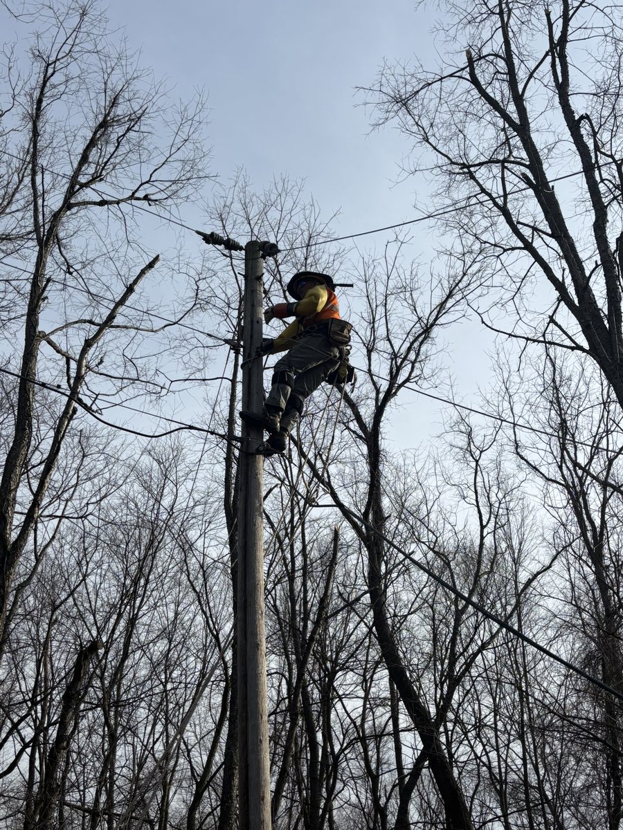 theenergycoop's tweet photo. There are approximately 700 members waiting for their lights to turn on. We haven't forgotten about you. Our crews have worked nonstop for nearly 3 days. Crews will work through the night, and we'll be back at it before the sun! https://t.co/fBb7WL3GXW 💡💙 https://t.co/mETngwDFT3