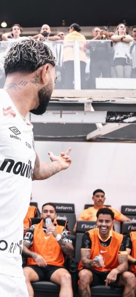 toinhodaplanet's tweet photo. Gabigol fazendo exatamente o que todo torcedor rubro-negro sempre teve vontade de fazer com o Allan. 😅 https://t.co/ZTvNzCphj2