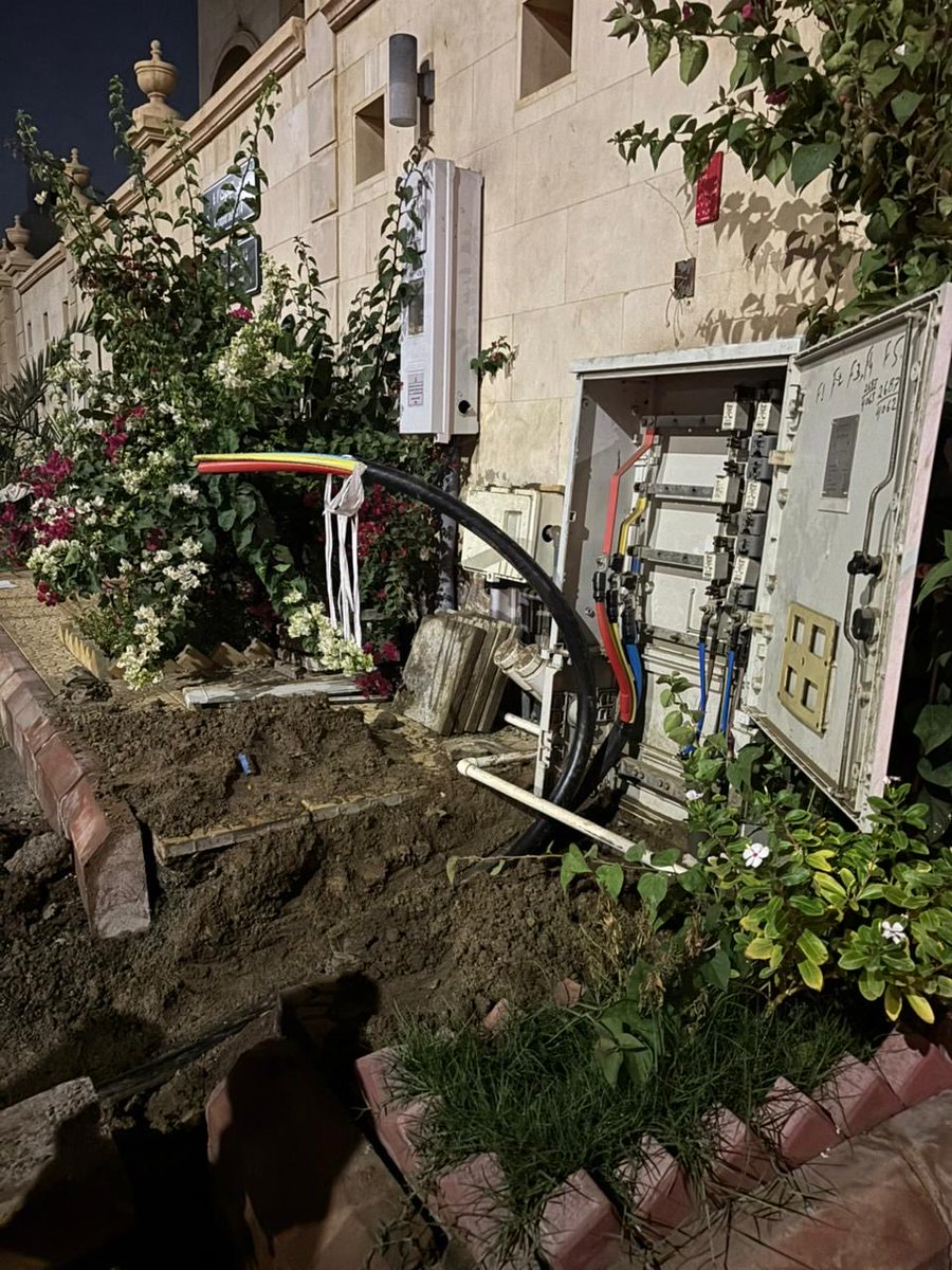 lujain7q's tweet photo. @SaudiEnergy هل معقول الاذيه في رمضان؟ كل مره بنواجه نفس المشكلة عشان بيتنا في صندوق كهرباء تفصلو علينا الكهرباء وشابكين أسلاك فيه واكلم المسؤل المصري يقول جاني امر وكلم المحطة مع العلم انه فصلت من لما بدؤو شغل وكسرو رصيف بيتنا ويقول عادي بكل برود اتمنى اتخاذ الاجراءات المناسبة؟ https://t.co/11JzmvrZyP