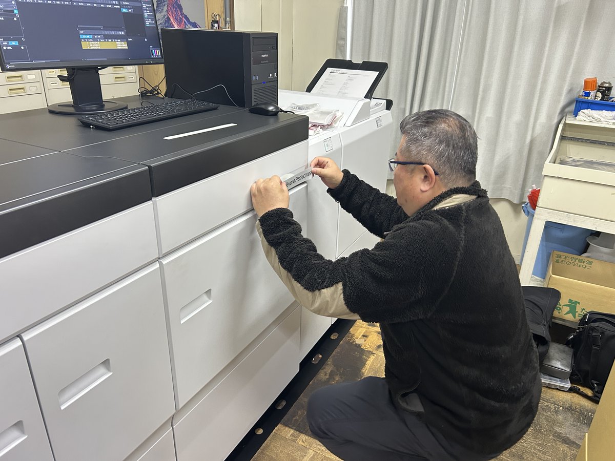 koga_printing's tweet photo. 新型オンデマンド機 Revoria Press EC2100S が導入されました！
皆様のご協力により無事搬入完了👏
この機種は特色インキ対応で 
・より鮮やかな色表現
 ・メタリックカラーなど、
印刷表現の幅がさらに広がります。
弊社の戦力として活躍してもらいます！
#印刷会社 #Revoria #オンデマンド印刷 #印刷 https://t.co/8oy08GaJph