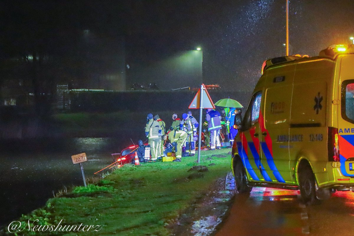 Auto raakt te water in Vijfhuizen