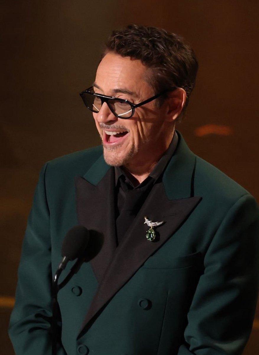 RDJBrazil's tweet photo. O terno verde, o broche verde e o anel verde! É o Doom, não tem jeito 💚 #Oscar https://t.co/SEK1xiWkSW