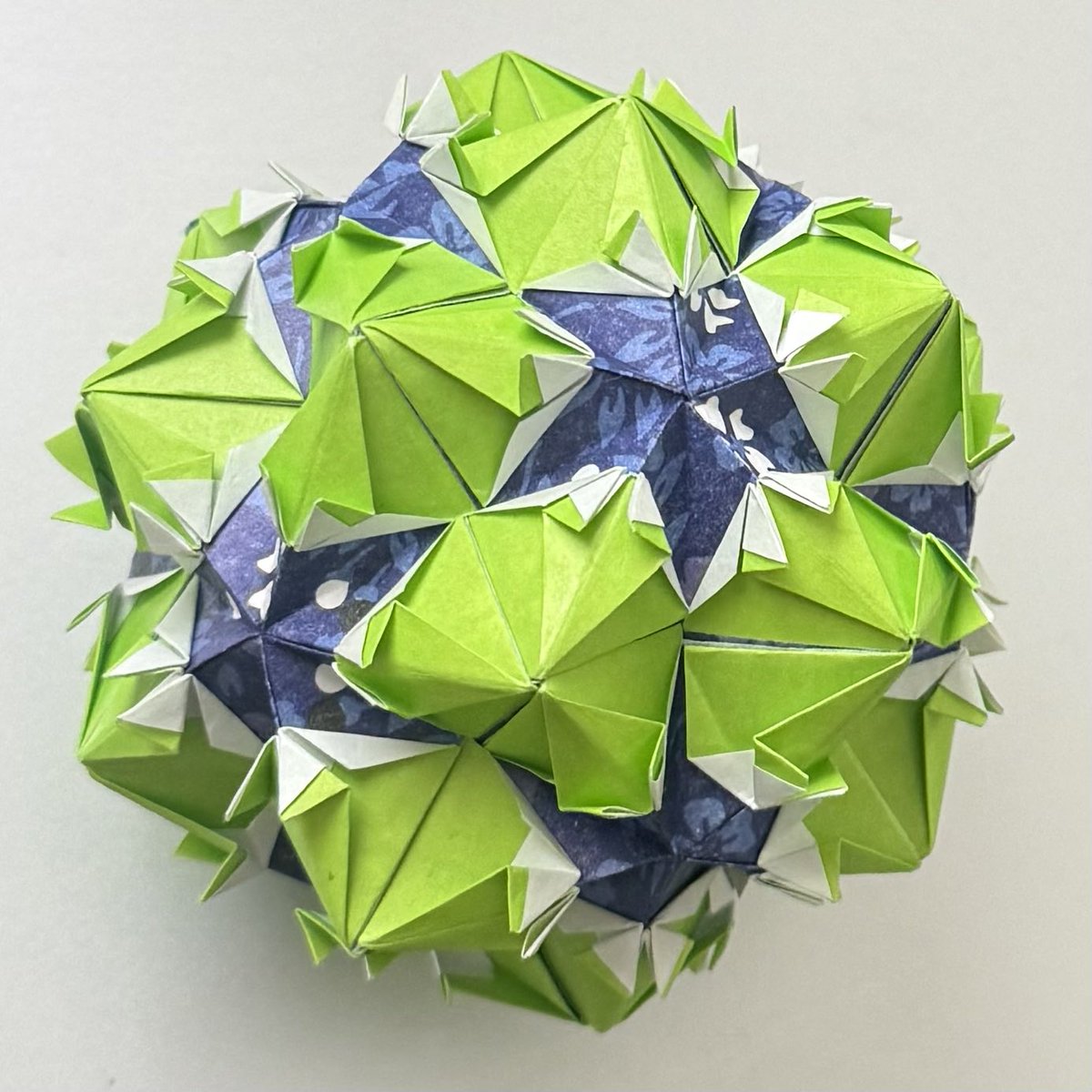 fuy199's tweet image. なんだか素敵なDesignのくす玉🎊
かみながらんさんのくす玉です〜
YouTubeから。
細かいpiece workが楽しくて
配色を変えてまた作りたいです🥰

#ユニットくす玉
#かみながらんさん
#beautifuldesign
#雨が降るのは春の兆し☘️