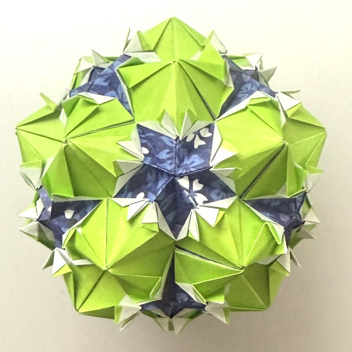 fuy199's tweet image. なんだか素敵なDesignのくす玉🎊
かみながらんさんのくす玉です〜
YouTubeから。
細かいpiece workが楽しくて
配色を変えてまた作りたいです🥰

#ユニットくす玉
#かみながらんさん
#beautifuldesign
#雨が降るのは春の兆し☘️