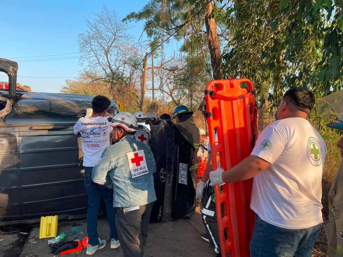 ultimahsv's tweet photo. #Nacionales | 🚦🚨 Accidente de tránsito en la Carretera Litoral, Santa Cruz Porrillo, #Tecoluca, deja múltiples lesionados y al menos un fallecido. Entre los involucrados se encontraban miembros de Cruz Roja Salvadoreña. 

Elementos de Cruz Verde Zacatecoluca, Bomberos y otras entidades de socorro atendieron la emergencia.