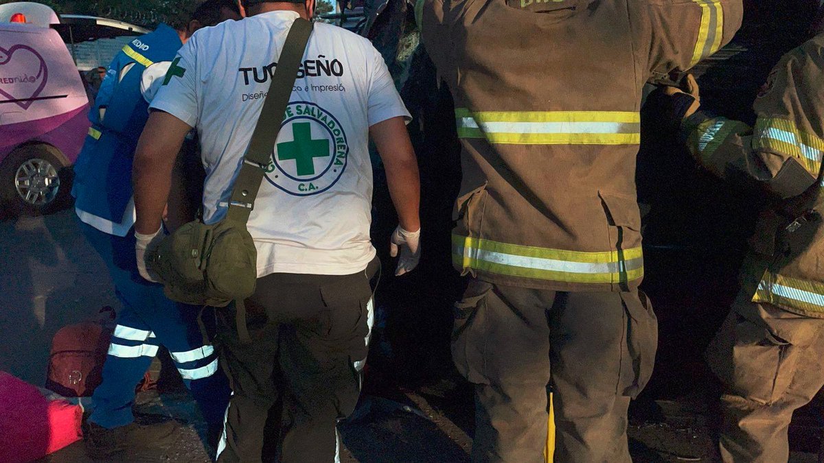 ultimahsv's tweet photo. #Nacionales | 🚦🚨 Accidente de tránsito en la Carretera Litoral, Santa Cruz Porrillo, #Tecoluca, deja múltiples lesionados y al menos un fallecido. Entre los involucrados se encontraban miembros de Cruz Roja Salvadoreña. 

Elementos de Cruz Verde Zacatecoluca, Bomberos y otras entidades de socorro atendieron la emergencia.