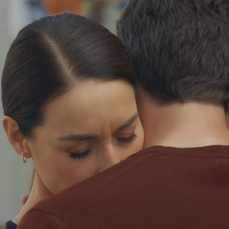 danexsp's tweet photo. Aitana siempre abrazaba a Luciano así, enterrando su rostro en su cuello, como si quisiera refugiarse en él. Porque ahí estaba su lugar seguro. En sus brazos se sentía amada y protegida! https://t.co/PUXFc2vCHw