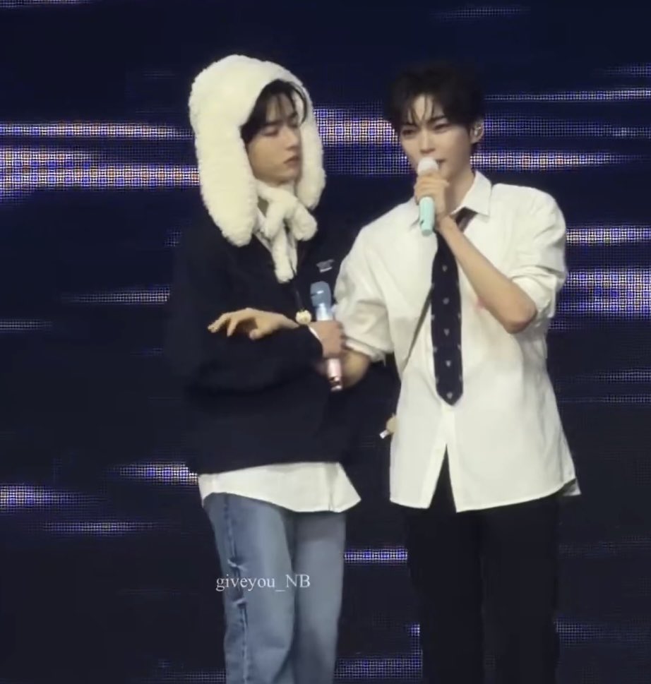 neulwife's tweet photo. the way that when they’re on the verge of breaking down, both of their immediate instincts is to reach out to each other for support 💔 https://t.co/B1k7S44rqO